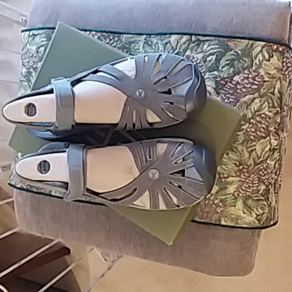 NWT Keen Women's Gray Sandals